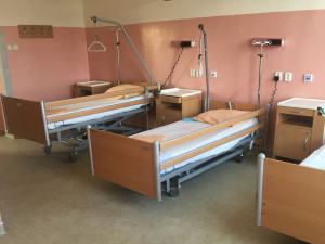 Většina pokojů v horažďovické nemocnici má vlastní toalety, modernizace pokračuje