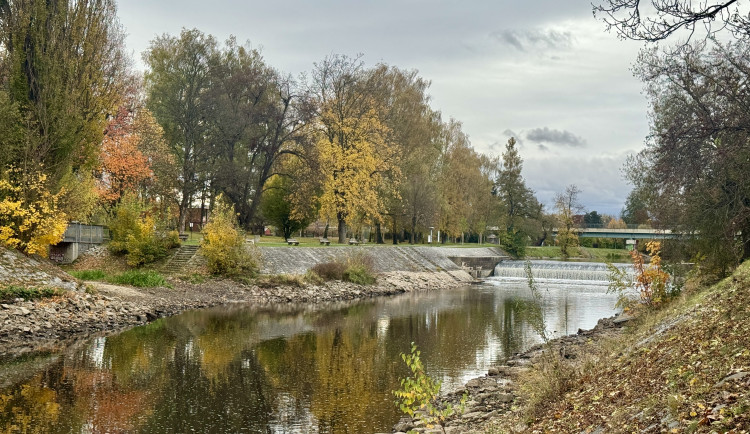 Řeky odhalují svá tajemství. Snížené hladiny obnažily kamenité břehy, sochu i Malý jez