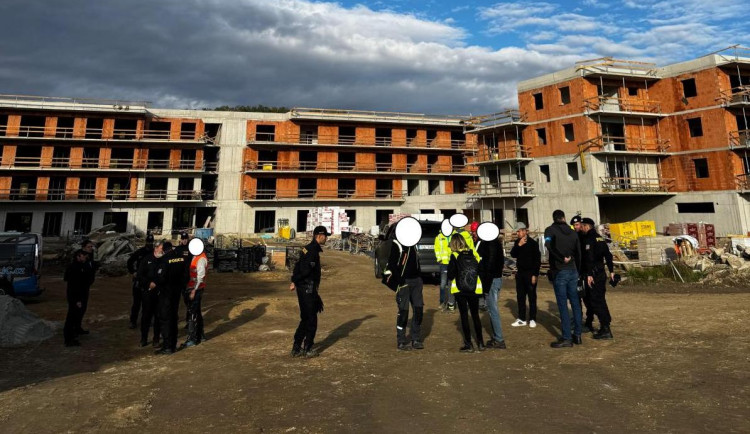 Policejní kontrola odhalila na jihu Čech dělníky s neplatným pobytem, hrozí jim vyhoštění