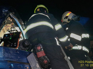 Řidič kamionu na D5 v noci narazil do kolony vozidel. Drtivý náraz sešrotoval kabinu