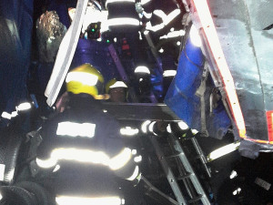 Řidič kamionu na D5 v noci narazil do kolony vozidel. Drtivý náraz sešrotoval kabinu