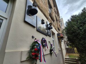 Pietní akt u pamětní desky před domem, kde žila rodina zavražděných hrdinů