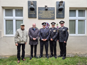 Pietní akt u pamětní desky před domem, kde žila rodina zavražděných hrdinů