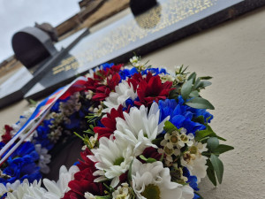 Pietní akt u pamětní desky před domem, kde žila rodina zavražděných hrdinů