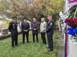Pietní akt u pamětní desky před domem, kde žila rodina zavražděných hrdinů