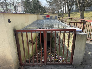 Nevzhledné a nevyužívané záchodky se mění v moderní kavárnu, obvod už má nájemce