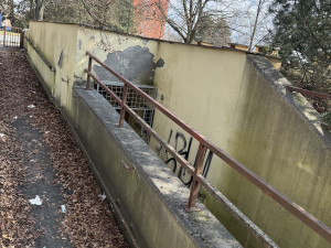 Nevzhledné a nevyužívané záchodky se mění v moderní kavárnu, obvod už má nájemce