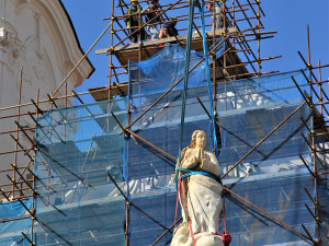 Stěhování sochy panny Marie během oprav kostela