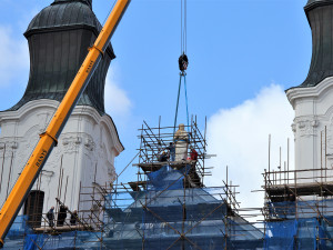 Stěhování sochy panny Marie během oprav kostela