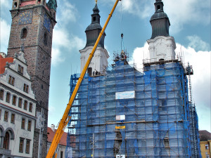 Stěhování sochy panny Marie během oprav kostela