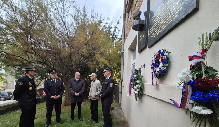 Pietní akt u pamětní desky před domem, kde žila rodina zavražděných hrdinů