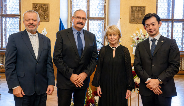 Zleva Miroslav Holeček, Jiří Ferda, Milena Majerová a Chuhei Iwasaki