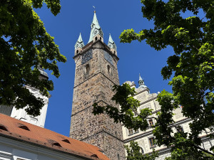 Černá věž dostane nové osvětlení, pracovníci z ní budou viset na laně