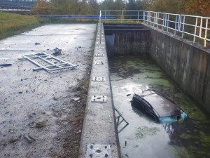 Auto vyletělo z dálnice, prorazilo zábradlí a utopilo se v nádrži na dešťovku