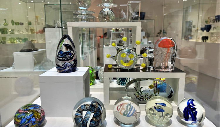 Klatovský PASK vystavuje sklářské výrobky ze svých sbírek