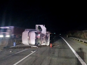 Dálnici D5 ochromila nehoda kamionu, leží převrácený na boku