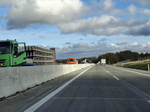Na dálnici D5 je nově opravený desetikilometrový úsek od hranic ve směru na Plzeň
