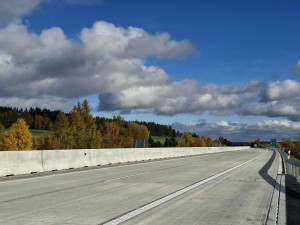 Na dálnici D5 je nově opravený desetikilometrový úsek od hranic ve směru na Plzeň