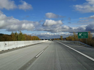 Na dálnici D5 je nově opravený desetikilometrový úsek od hranic ve směru na Plzeň
