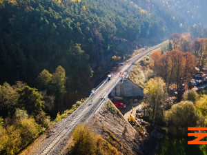 Na trať mezi Plzní a Žatcem se vrátily vlaky, staré mosty z roku 1872 nahradily nové