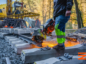 Na trať mezi Plzní a Žatcem se vrátily vlaky, staré mosty z roku 1872 nahradily nové