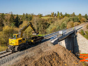 Na trať mezi Plzní a Žatcem se vrátily vlaky, staré mosty z roku 1872 nahradily nové