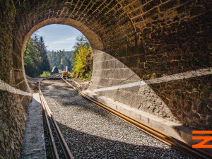 Na trať mezi Plzní a Žatcem se vrátily vlaky, staré mosty z roku 1872 nahradily nové
