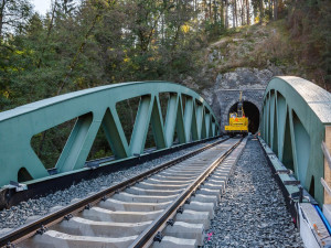Na trať mezi Plzní a Žatcem se vrátily vlaky, staré mosty z roku 1872 nahradily nové