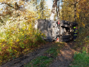 Odporně zapáchající voda vytékala z převráceného náklaďáku, který převážel siláž