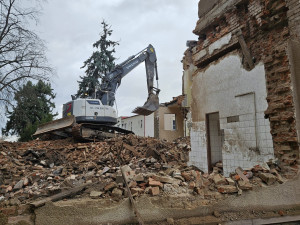 Bagr demoluje zchátralou budovu rehabilitace. Vznikne tam nový blok Klatovské nemocnice