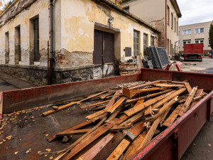 Takto vypadala budova před zahájením demoličních prací