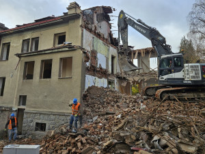 Bagr demoluje zchátralou budovu rehabilitace. Vznikne tam nový blok Klatovské nemocnice