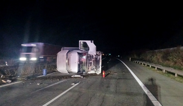 Dálnici D5 zablokovala nehoda kamionu, leží převrácený na boku