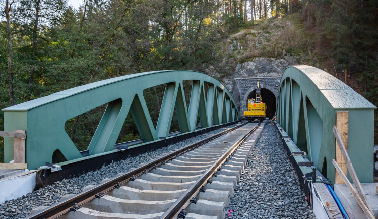 Na trať mezi Plzní a Žatcem se vrátily vlaky, staré mosty z roku 1872 nahradily nové