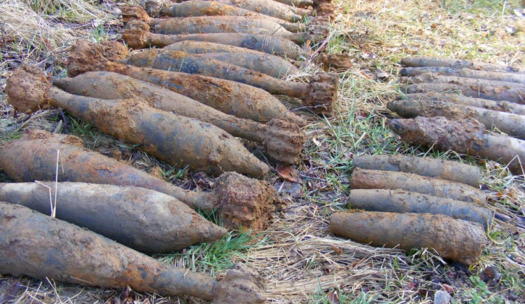 Hledač kovů narazil na Rychnovsku na desítky kusů munice, přijeli pyrotechnici