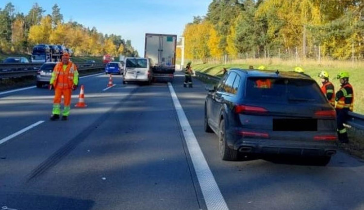 Na dálnici D1 ráno bourala tři vozidla. V místě se tvořily kolony
