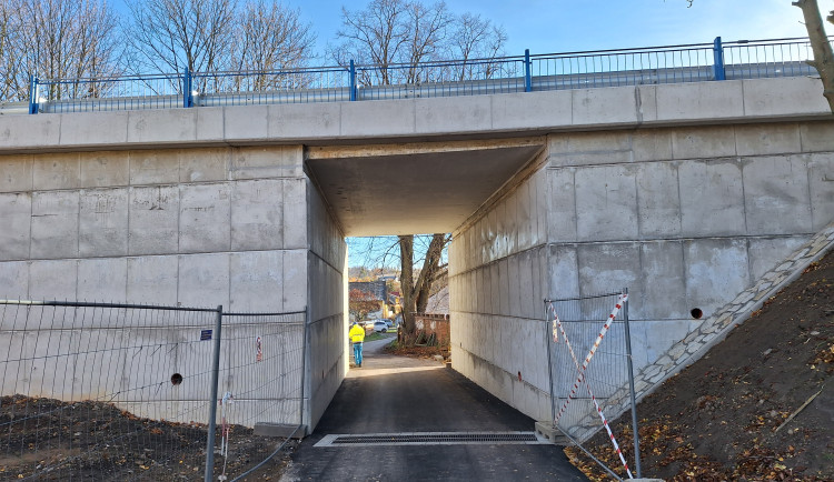 FOTO: Most v Rančířově je opravený. Už po něm jezdí první řidiči