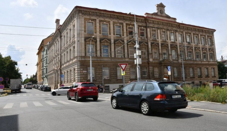 Pozor, rozsáhlé opravy Husova náměstí pokračují. Dopravní režim se teď ale změní