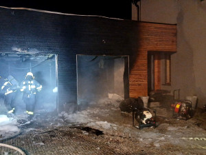 Elektrokoloběžka na nabíječce způsobila požár se škodou za 1,5 milionu korun