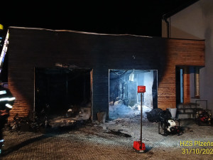 Elektrokoloběžka na nabíječce způsobila požár se škodou za 1,5 milionu korun