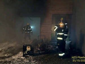 Elektrokoloběžka na nabíječce způsobila požár se škodou za 1,5 milionu korun