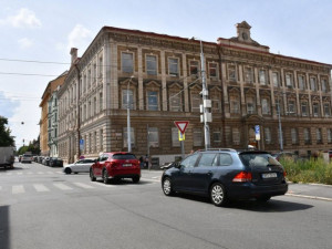 Pozor, rozsáhlé opravy Husova náměstí pokračují. Dopravní režim se teď ale změní