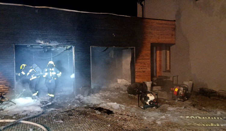 Hasiči v noci likvidovali požár garáže