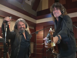 Kytarista legendárních Kiss složil píseň pro české Turbo. Má k tomu osobní důvody