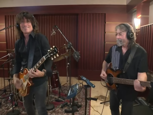 Kytarista legendárních Kiss složil píseň pro české Turbo. Má k tomu osobní důvody