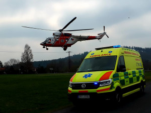 Zdrogovaný řidič se s autem několikrát převrátil. Těžce zranil sebe i spolujezdkyni