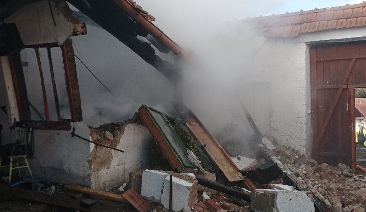 Výbuch propanbutanu vyrazil okna a zbořil stěnu. Pro zraněného letěl vrtulník