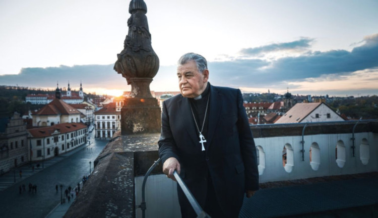 V Hradci Králové se loučí s kardinálem Dukou, rodákem z Hradce, večer bude mše