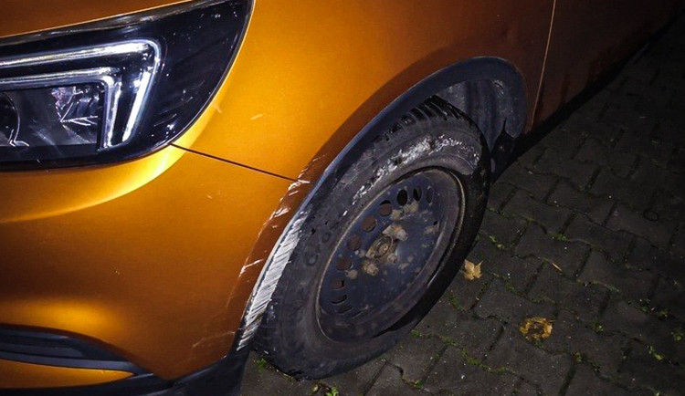 Řidiče doslova uspal náraz do baráku, svým šlofíkem vyděsil svědka