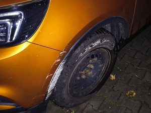 Řidiče doslova uspal náraz do baráku, svým šlofíkem vyděsil svědka